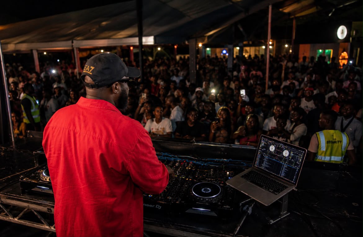 Bammixx performing to a packed crowd